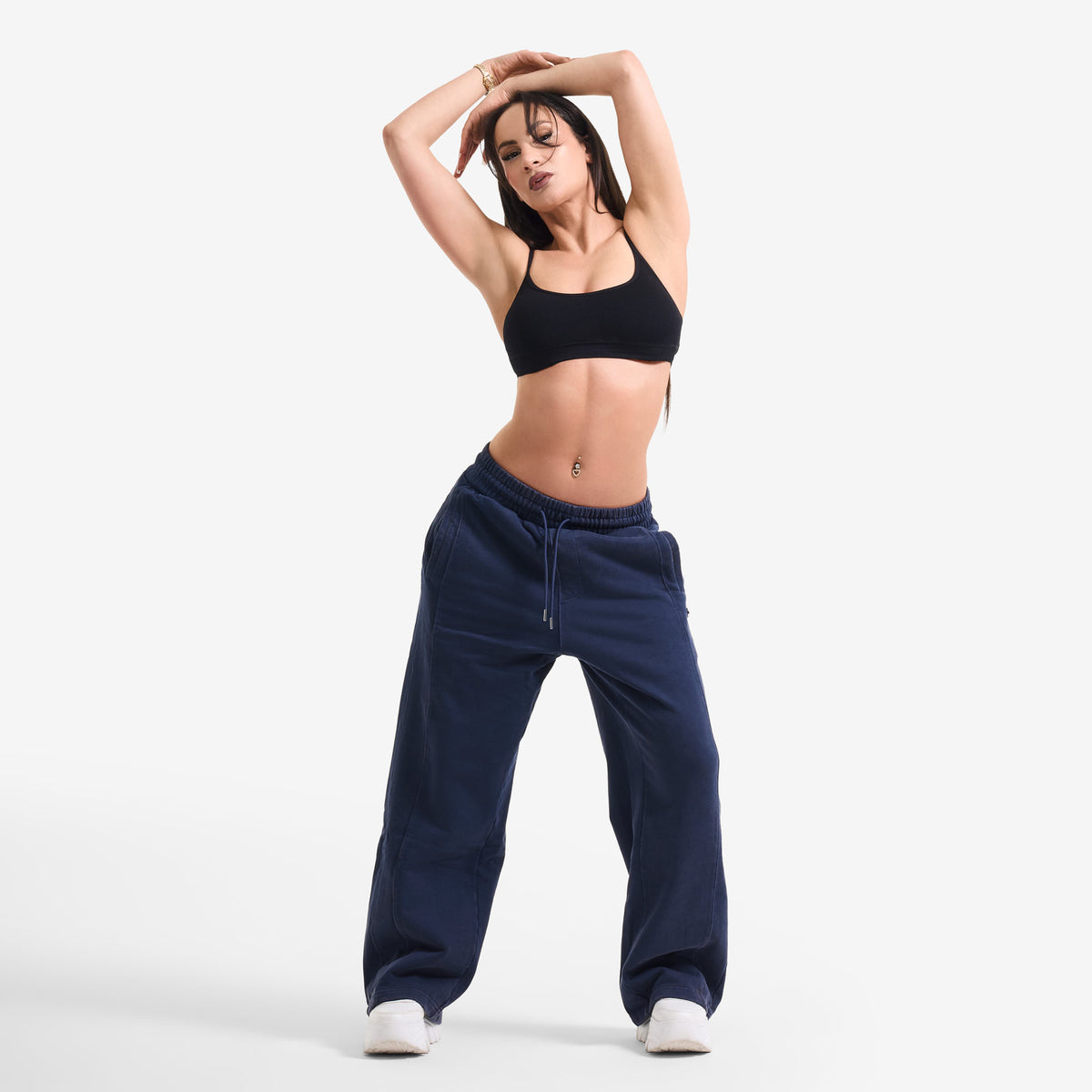 AlphaStyle Harris Straight Leg Sweatpants in Navy – Ganzkörperaufnahme am Model im Straight-Leg-Schnitt