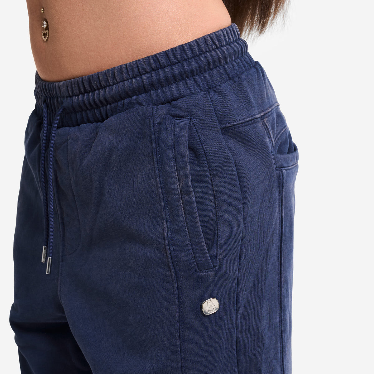 AlphaStyle Harris Straight Leg Sweatpants in Navy – Detailansicht am Model mit Kordelzug-Bund, Eingrifftasche und Metall-Badge