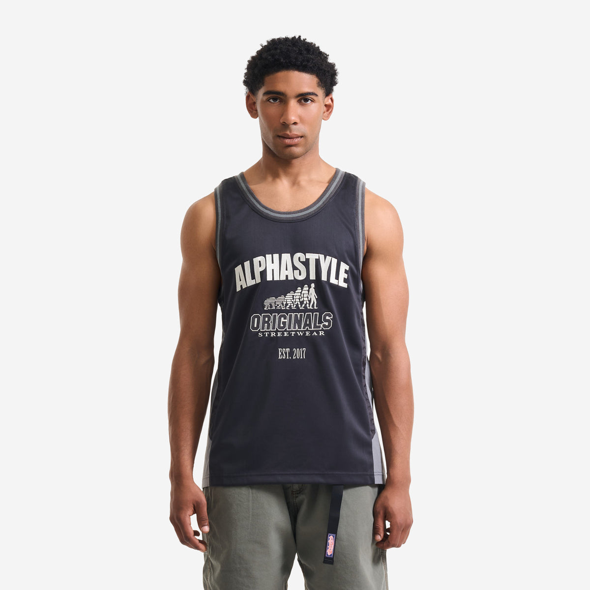 AlphaStyle Abraham Basketball Tank in Black/Grey – Frontansicht am Model mit Athletic Cut und Kontrastpaspeln