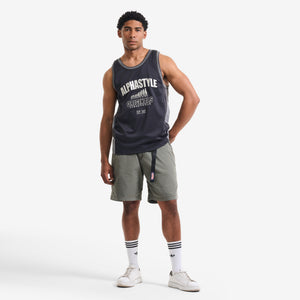 AlphaStyle Abraham Basketball Tank in Black/Grey – Ganzkörperaufnahme am Model, kombiniert mit heller Shorts