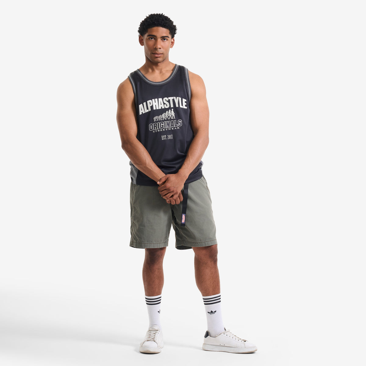 AlphaStyle Abraham Basketball Tank in Black/Grey – Frontansicht am Model in Ganzkörperaufnahme