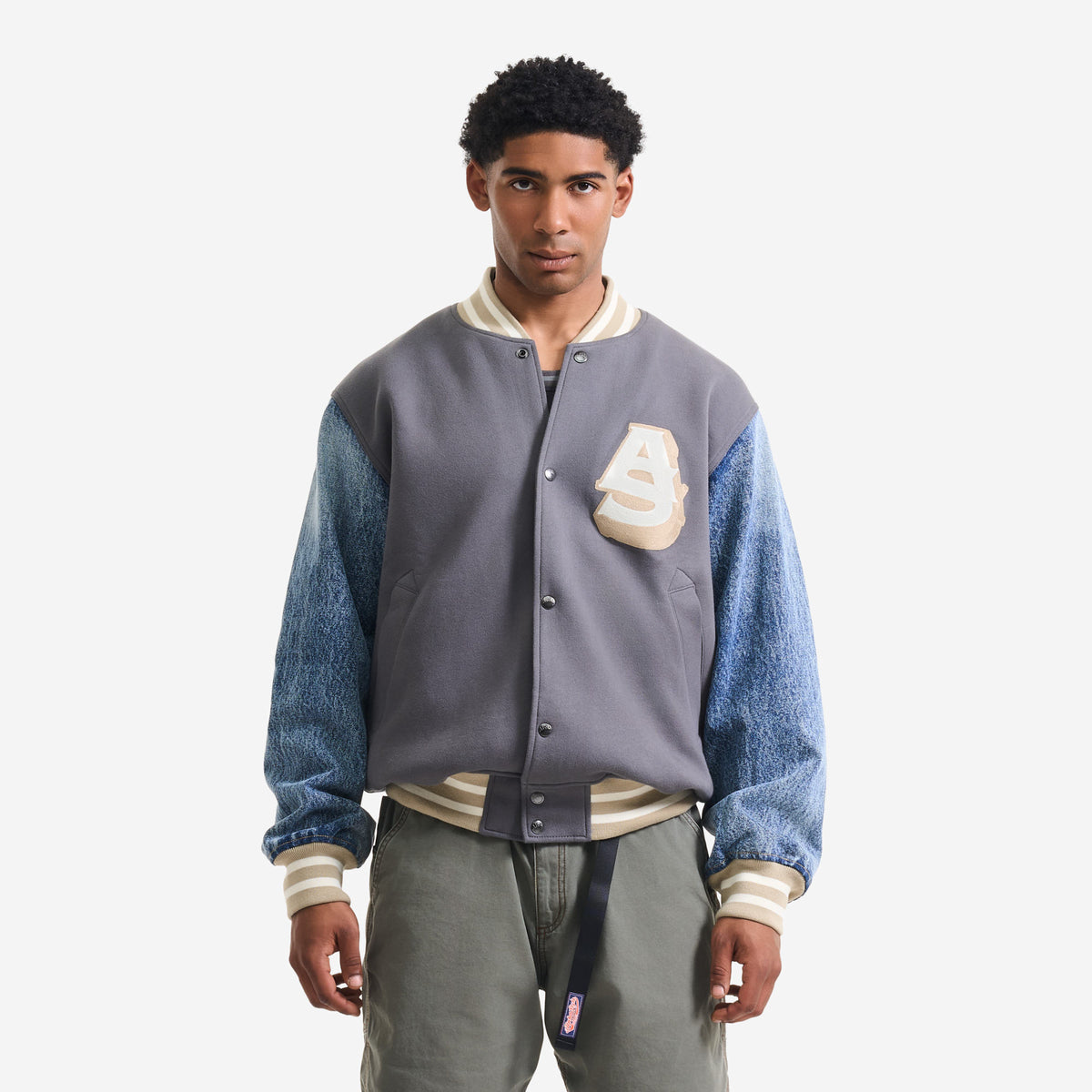 AlphaStyle Ritch Logo Baseball Jacket in Grey/Denim – Frontansicht am Model mit AS-Patch und Denim-Ärmeln