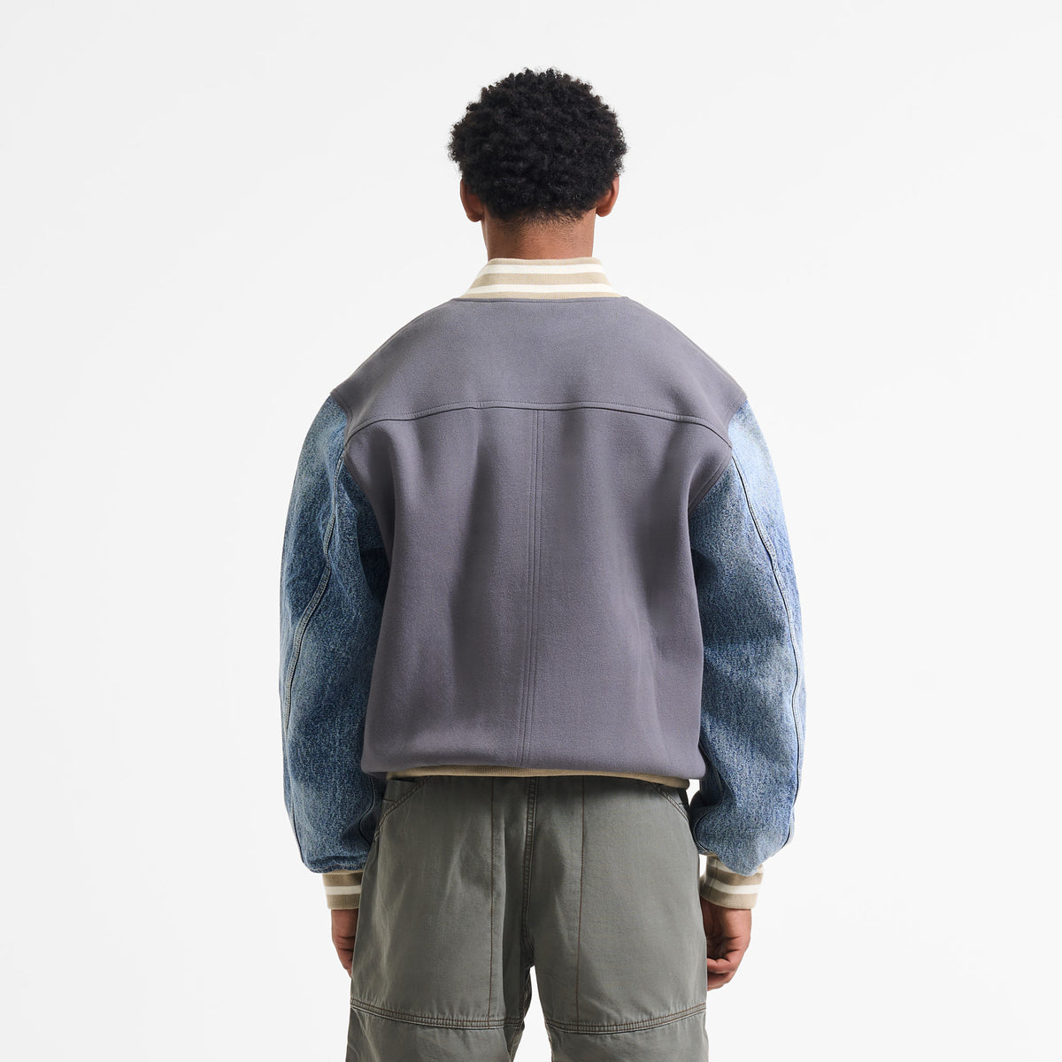AlphaStyle Ritch Logo Baseball Jacket in Grey/Denim – Rückansicht am Model mit Denim-Ärmeln und cremefarbenem Saumbund