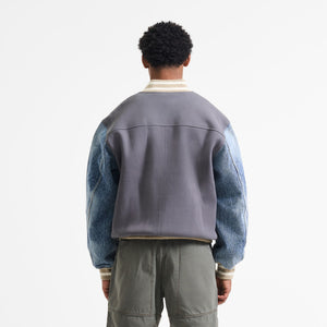 AlphaStyle Ritch Logo Baseball Jacket in Grey/Denim – Rückansicht am Model mit Denim-Ärmeln und cremefarbenem Saumbund