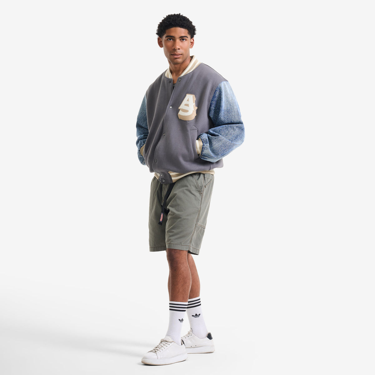 AlphaStyle Ritch Logo Baseball Jacket in Grey/Denim – Seitliche Ganzkörperaufnahme am Model mit Händen in den Taschen