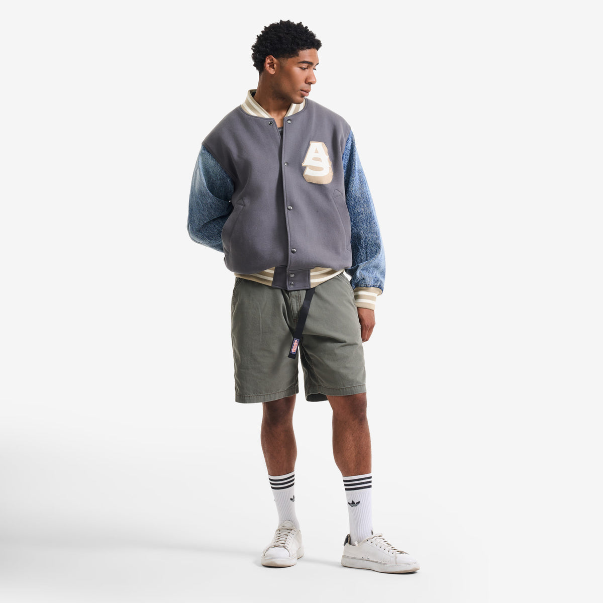 AlphaStyle Ritch Logo Baseball Jacket in Grey/Denim – Ganzkörperaufnahme am Model im kompletten Streetwear-Look