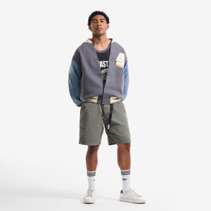 AlphaStyle Ritch Logo Baseball Jacket in Grey/Denim – Ganzkörperaufnahme am Model, offen über T-Shirt zu Shorts