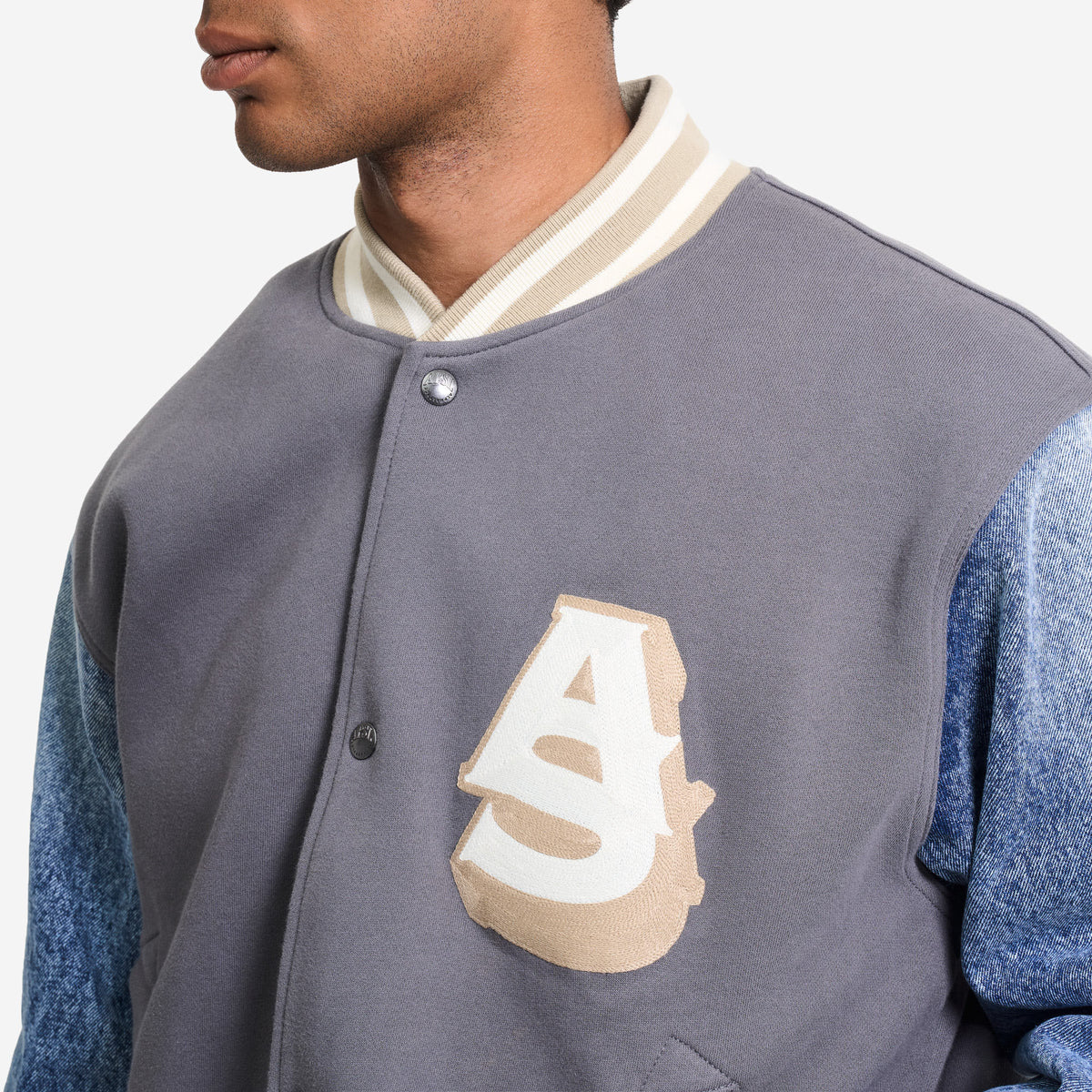 AlphaStyle Ritch Logo Baseball Jacket in Grey/Denim – Nahaufnahme des cremefarbenen AS-Chenille-Patches