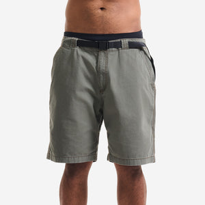 AlphaStyle Buford Walk Shorts in Olive – Frontansicht am Model mit Clip-Gürtel
