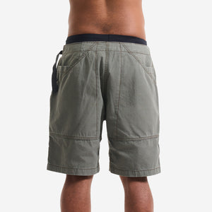 AlphaStyle Buford Walk Shorts in Olive – Rückansicht am Model mit aufgesetzten Gesäßtaschen