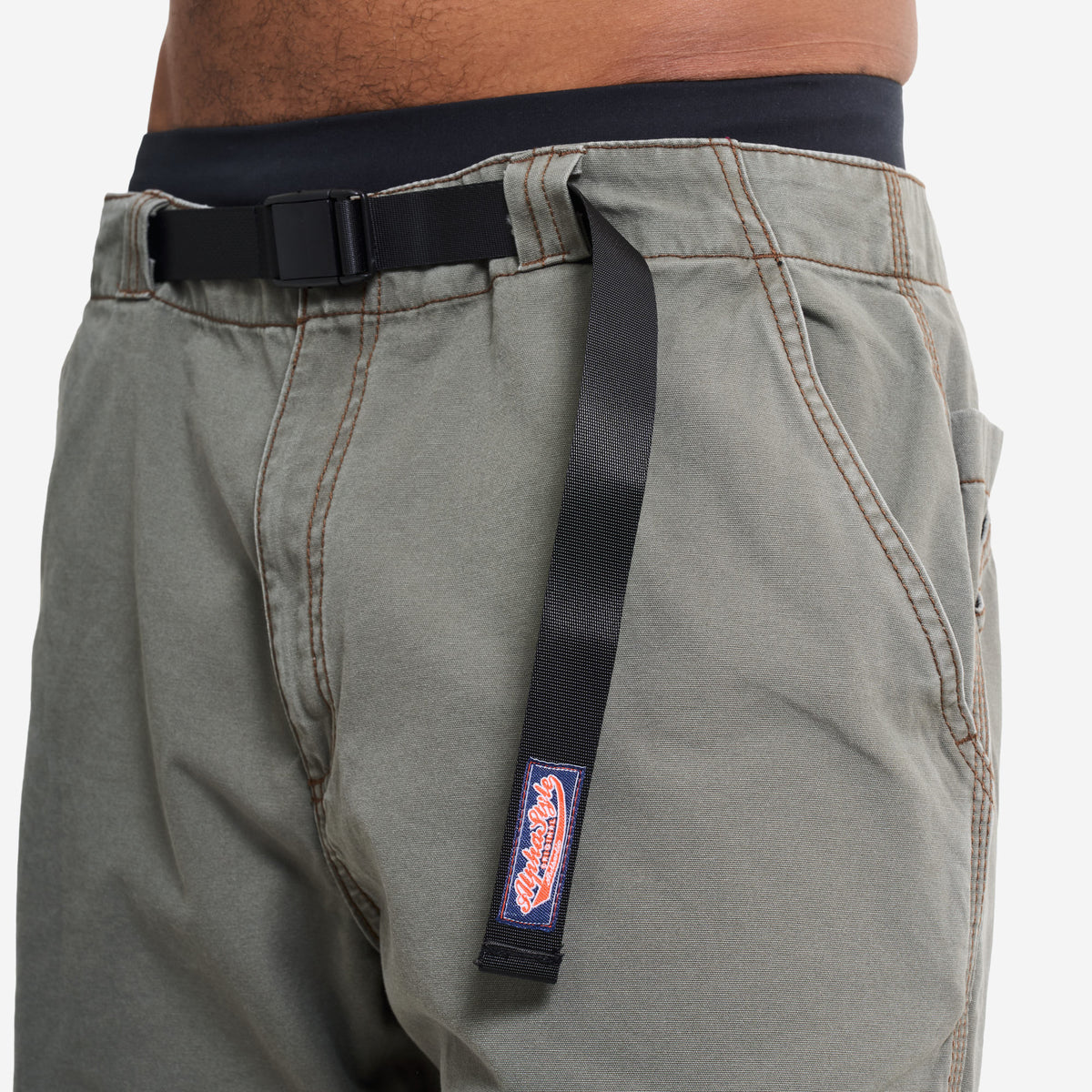AlphaStyle Buford Walk Shorts in Olive – Detailansicht am Model mit Gürtelband und AlphaStyle-Label