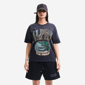 AlphaStyle Signet Ring Heavyweight T-Shirt in Washed Black – Frontansicht am Model, oversized getragen zu schwarzen Sweatshorts und Cap