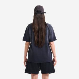 AlphaStyle Signet Ring Heavyweight T-Shirt in Washed Black – Rückansicht am Model, schlichte Rückseite ohne Print