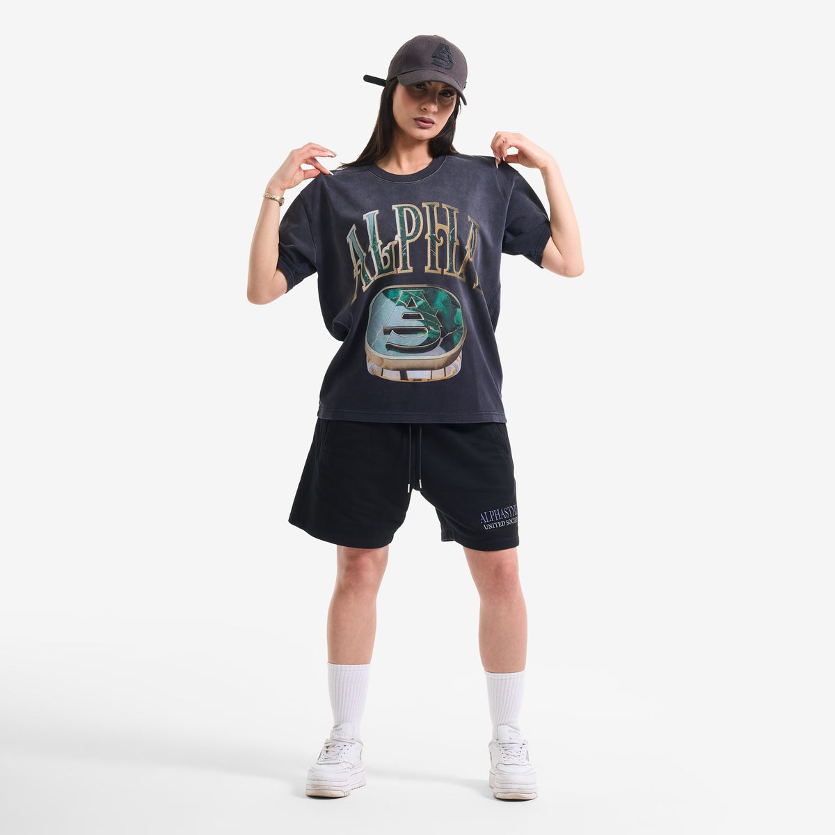 AlphaStyle Signet Ring Heavyweight T-Shirt in Washed Black – Ganzkörperaufnahme am Model mit sichtbarem Oversized-Schnitt