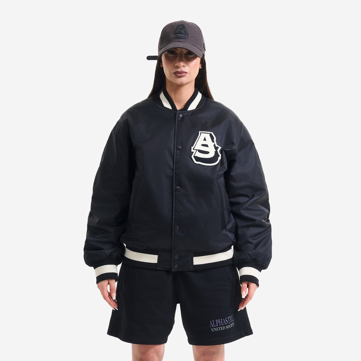 AlphaStyle Barren Varsity Jacket in Black – Frontansicht am Model mit AS-Chenille-Patch auf der Brust