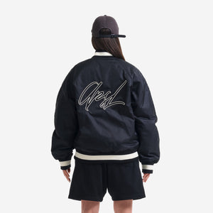 AlphaStyle Barren Varsity Jacket in Black – Rückansicht am Model mit weißer APSL-Signature