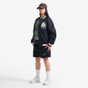 AlphaStyle United Knit Shorts in Black – Ganzkörperaufnahme am Model, kombiniert mit Bomberjacke und Cap