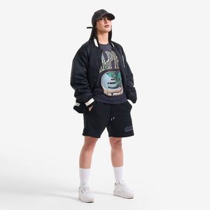 AlphaStyle Signet Ring Heavyweight T-Shirt in Washed Black – Streetwear-Look am Model, kombiniert mit schwarzer Bomberjacke und Cap