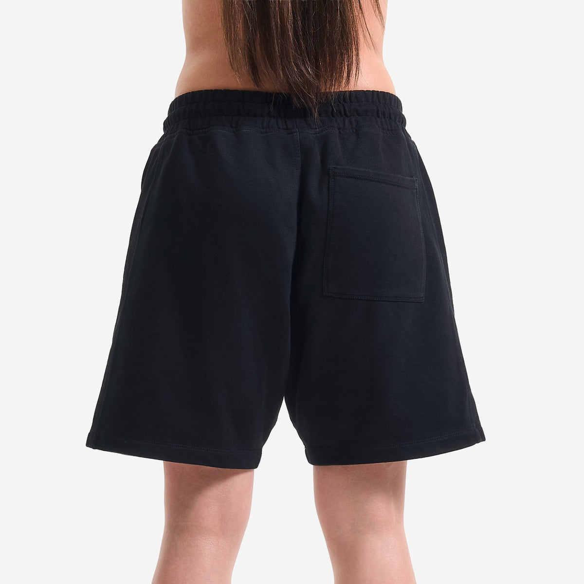 AlphaStyle United Knit Shorts in Black – Rückansicht am Model mit aufgesetzter Gesäßtasche