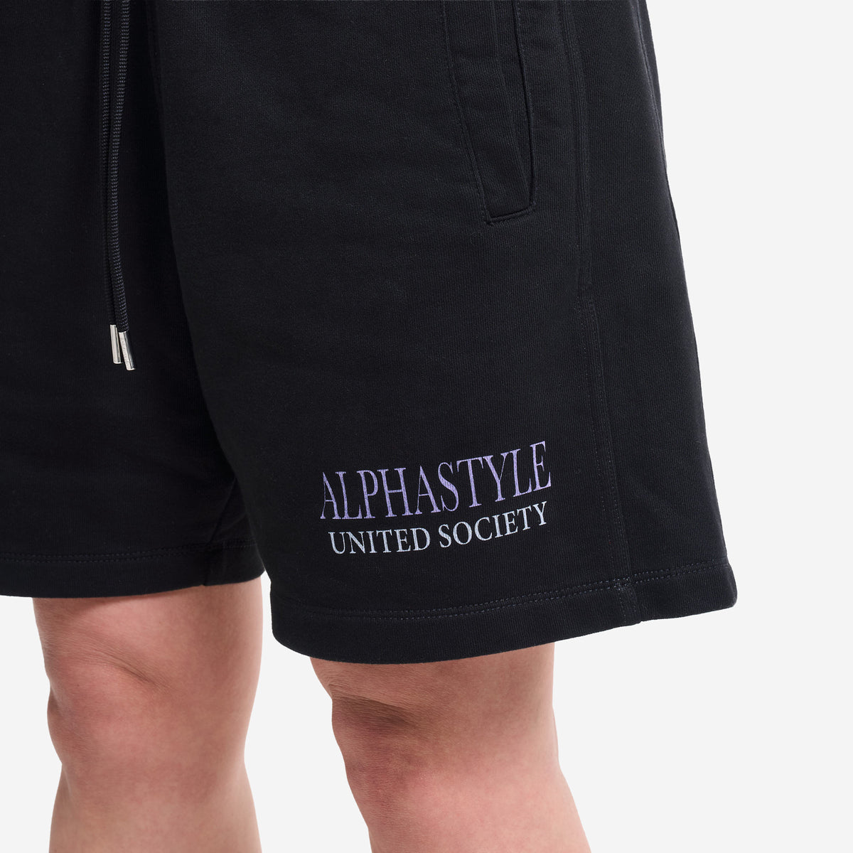 AlphaStyle United Knit Shorts in Black – Detailaufnahme des ALPHASTYLE-United-Society-Prints am Bein