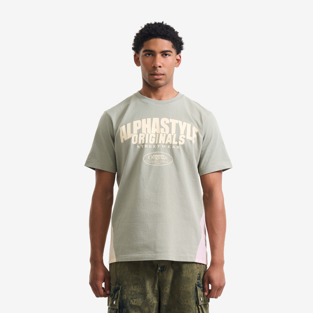 AlphaStyle Duke Vintage Print T-Shirt in Moss – Frontansicht am Model mit ALPHASTYLE-Originals-Print