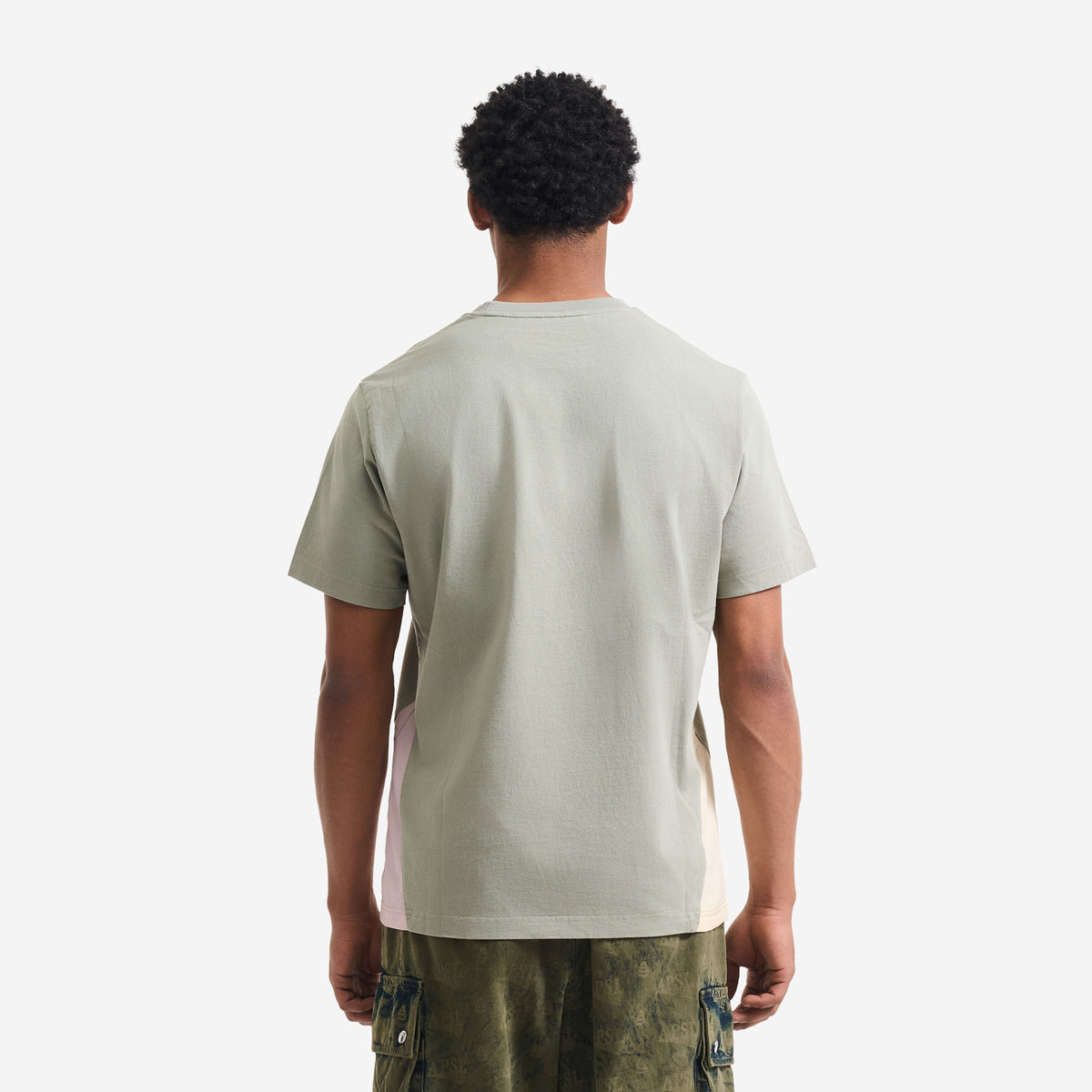 AlphaStyle Duke Vintage Print T-Shirt in Moss – Rückansicht am Model mit Color-Block-Seitenpanels