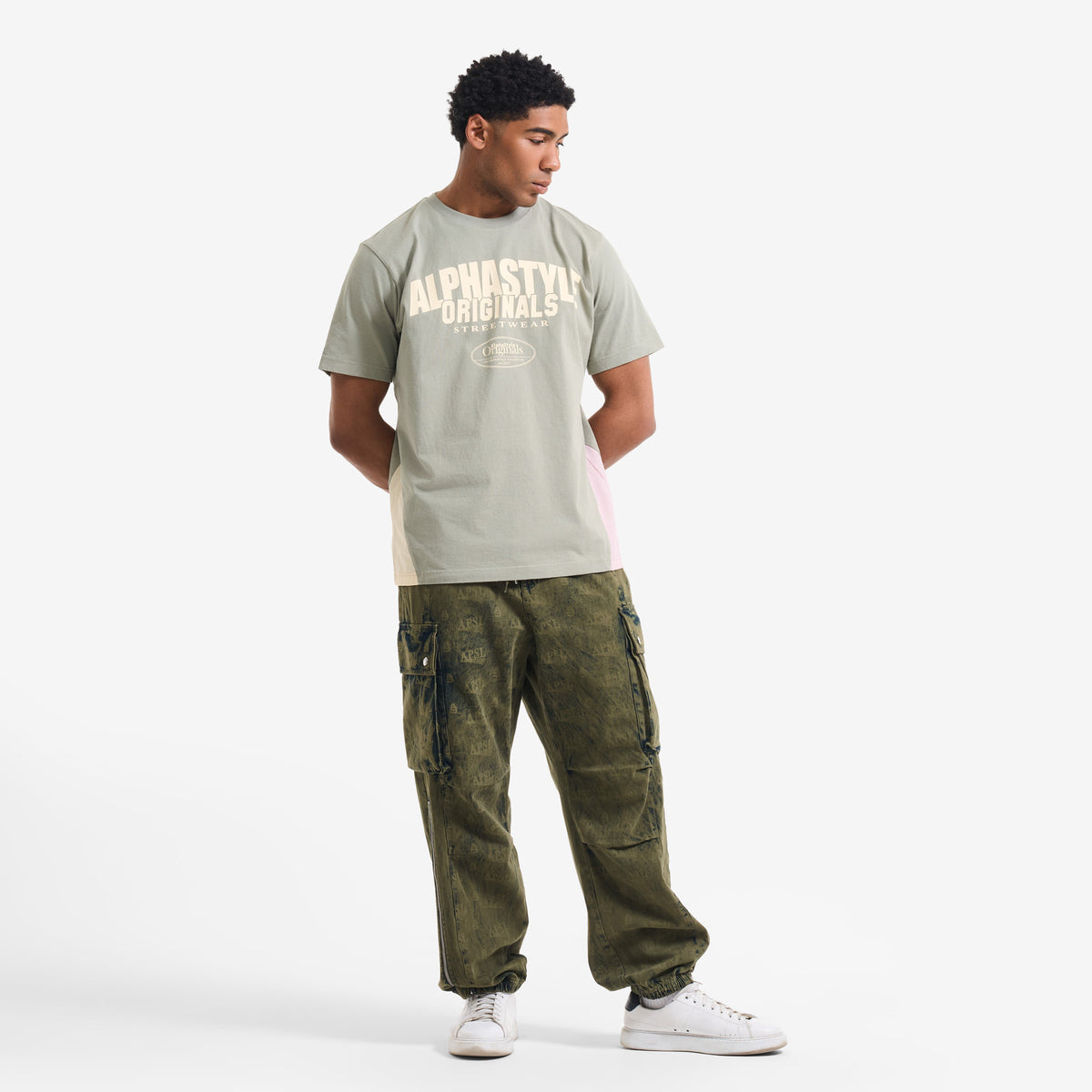 AlphaStyle Duke Vintage Print T-Shirt in Moss – Seitliche Ganzkörperaufnahme am Model zu Cargohose