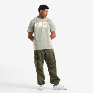 AlphaStyle Duke Vintage Print T-Shirt in Moss – Seitliche Ganzkörperaufnahme am Model zu Cargohose