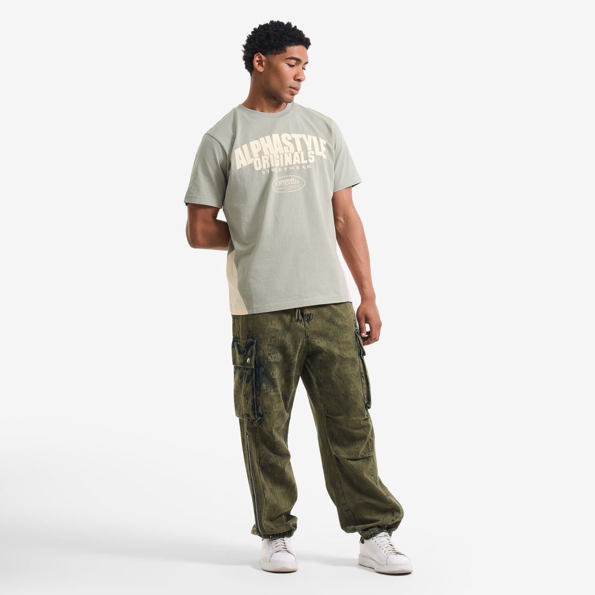 AlphaStyle Duke Vintage Print T-Shirt in Moss – Ganzkörperaufnahme am Model im kompletten Streetwear-Look