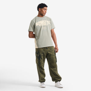 AlphaStyle Duke Vintage Print T-Shirt in Moss – Ganzkörperaufnahme am Model im kompletten Streetwear-Look