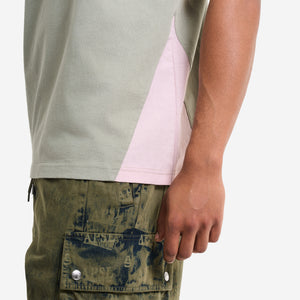 AlphaStyle Duke Vintage Print T-Shirt in Moss – Detailansicht am Model mit rosé Seitenpanel und Ärmelabschluss