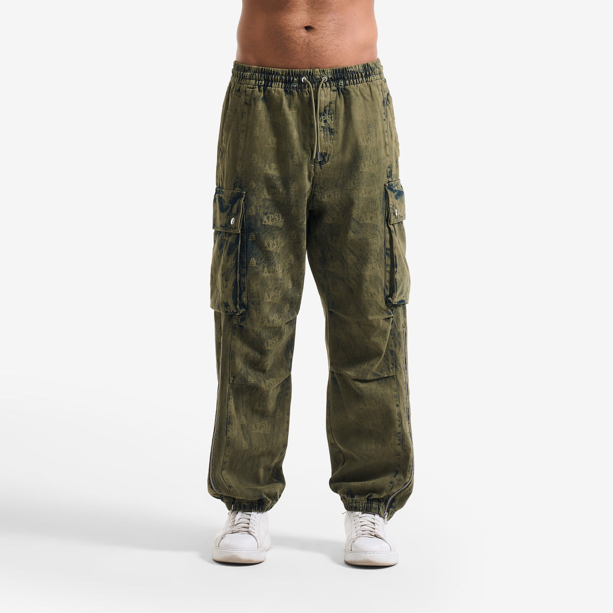 AlphaStyle Eames Cargo Pants in Army Green – Frontansicht am Model mit weitem Schnitt und Kordelzug-Bund