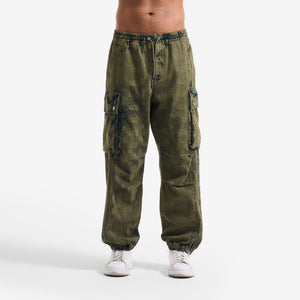 AlphaStyle Eames Cargo Pants in Army Green – Frontansicht am Model mit weitem Schnitt und Kordelzug-Bund