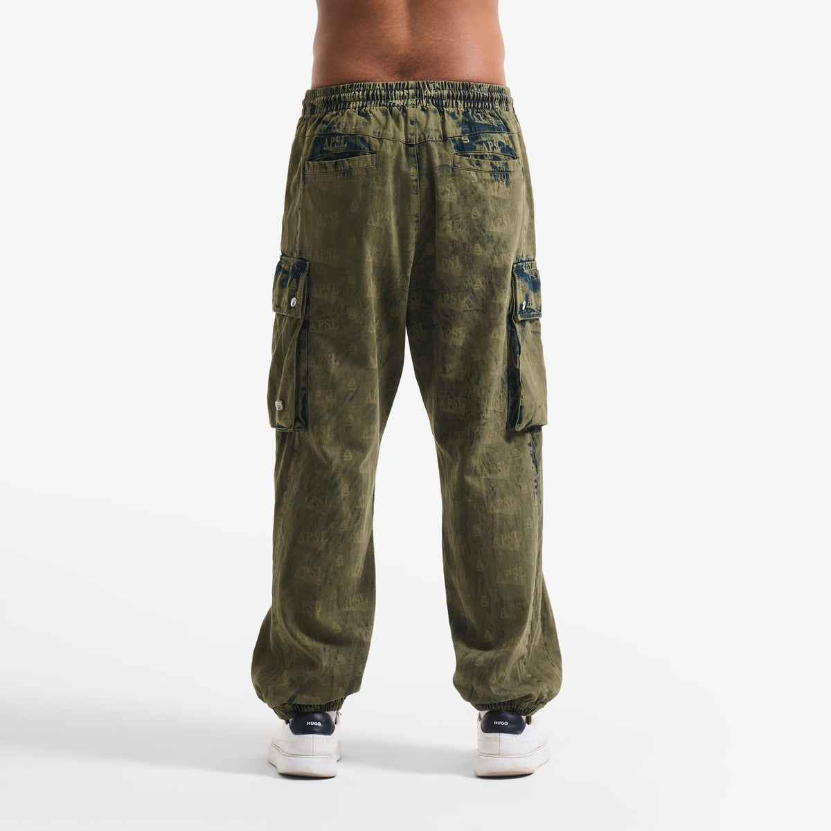 AlphaStyle Eames Cargo Pants in Army Green – Rückansicht am Model mit Cargo-Taschen