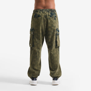 AlphaStyle Eames Cargo Pants in Army Green – Rückansicht am Model mit Cargo-Taschen