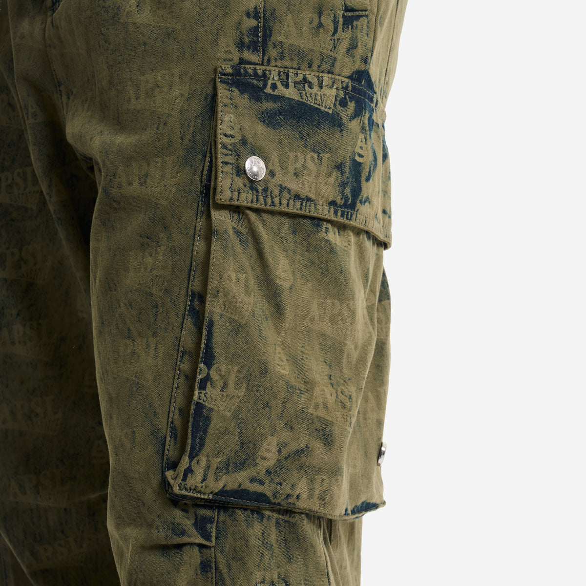 AlphaStyle Eames Cargo Pants in Army Green – Detailansicht am Model mit Cargo-Tasche und Druckknopf