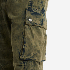 AlphaStyle Eames Cargo Pants in Army Green – Detailansicht am Model mit Cargo-Tasche und Druckknopf