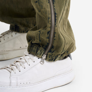 AlphaStyle Eames Cargo Pants in Army Green – Detailaufnahme des Beinabschlusses mit geöffnetem Reißverschluss über dem Sneaker