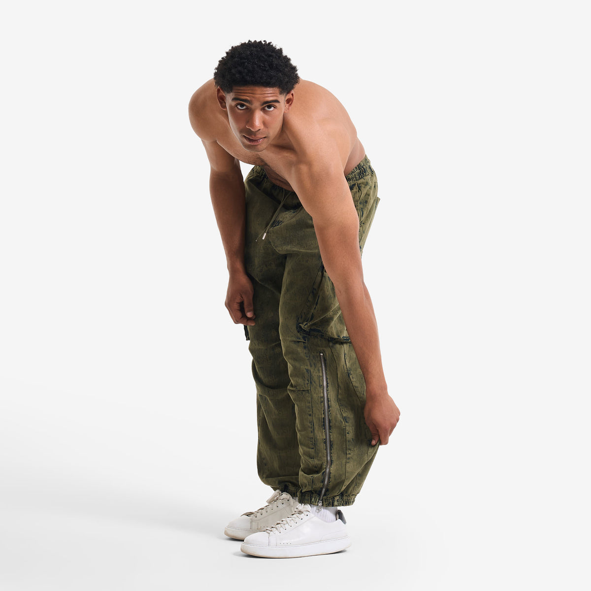 AlphaStyle Eames Cargo Pants in Army Green – Model in Bewegung, seitliche Ganzkörperaufnahme