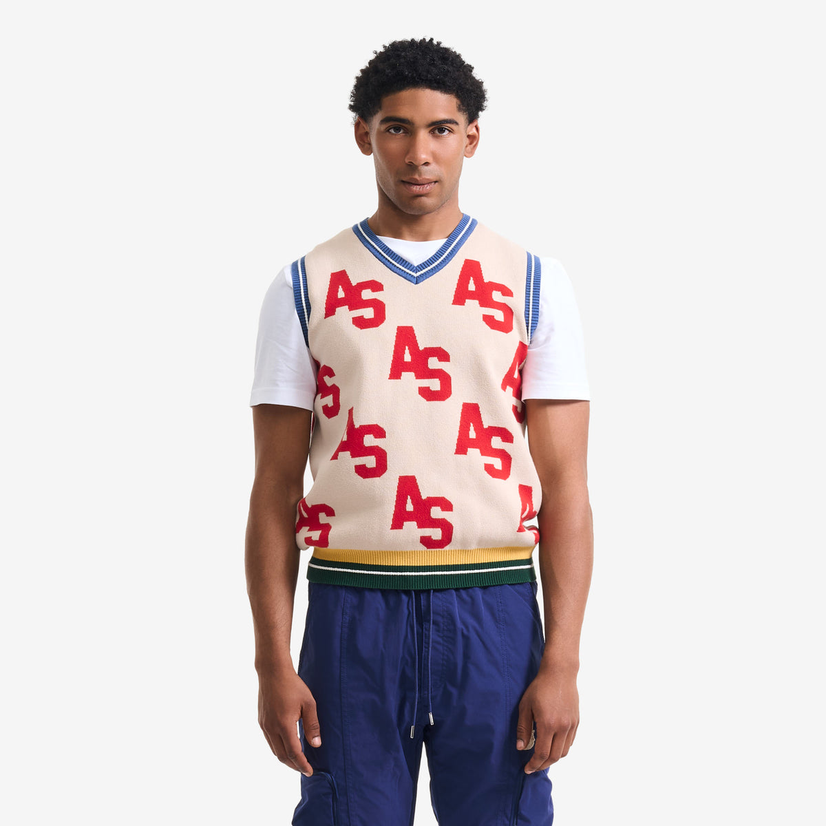AlphaStyle Penn Sweater Vest in Bone – Frontansicht am Model mit V-Ausschnitt und AS-Allover-Muster