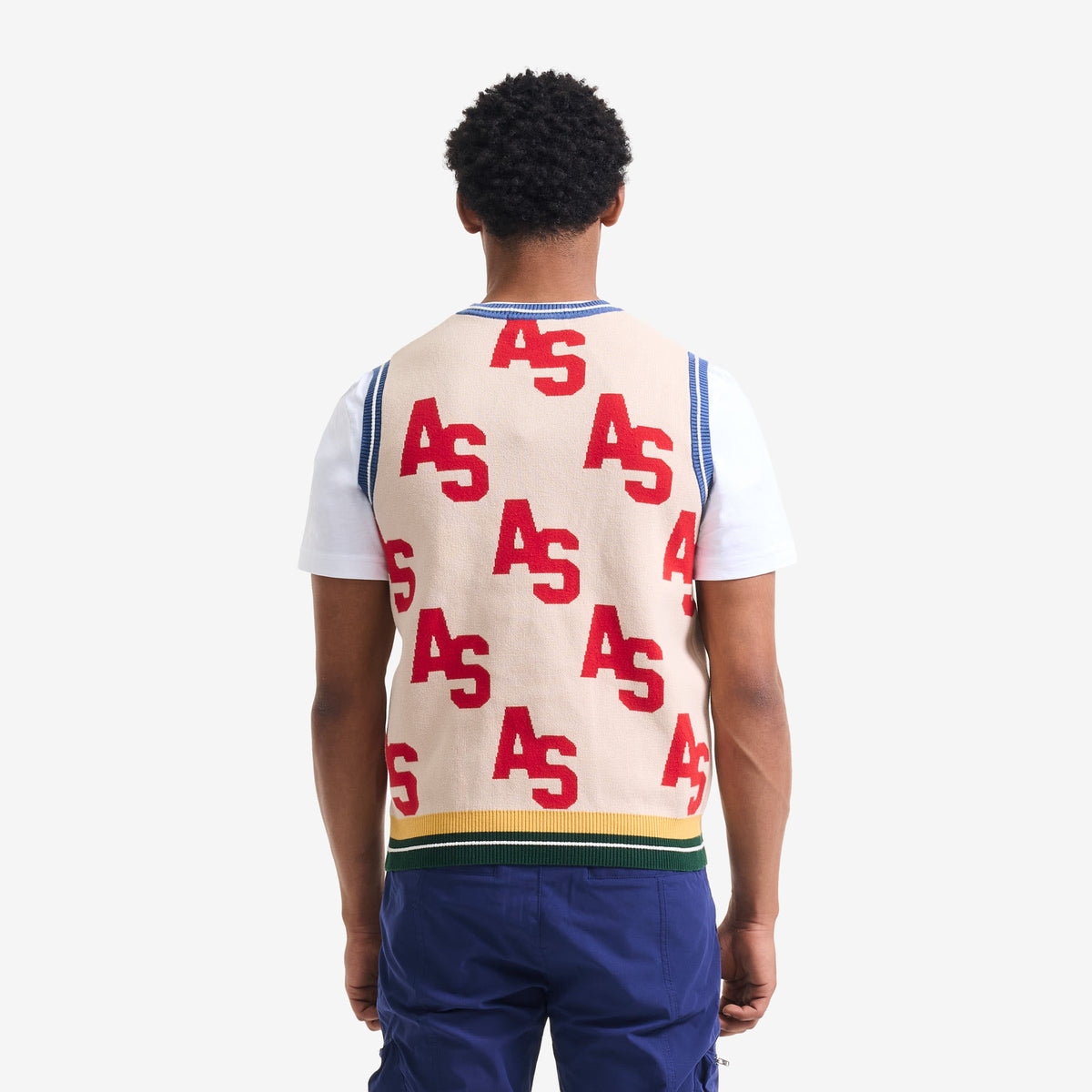 AlphaStyle Penn Sweater Vest in Bone – Rückansicht am Model mit durchgehendem AS-Allover-Muster