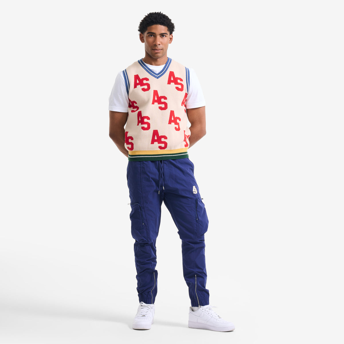 AlphaStyle Penn Sweater Vest in Bone – Ganzkörperaufnahme am Model, kombiniert mit blauer Hose