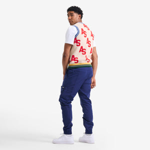 AlphaStyle Penn Sweater Vest in Bone – Seitliche Ganzkörperaufnahme am Model über weißem T-Shirt