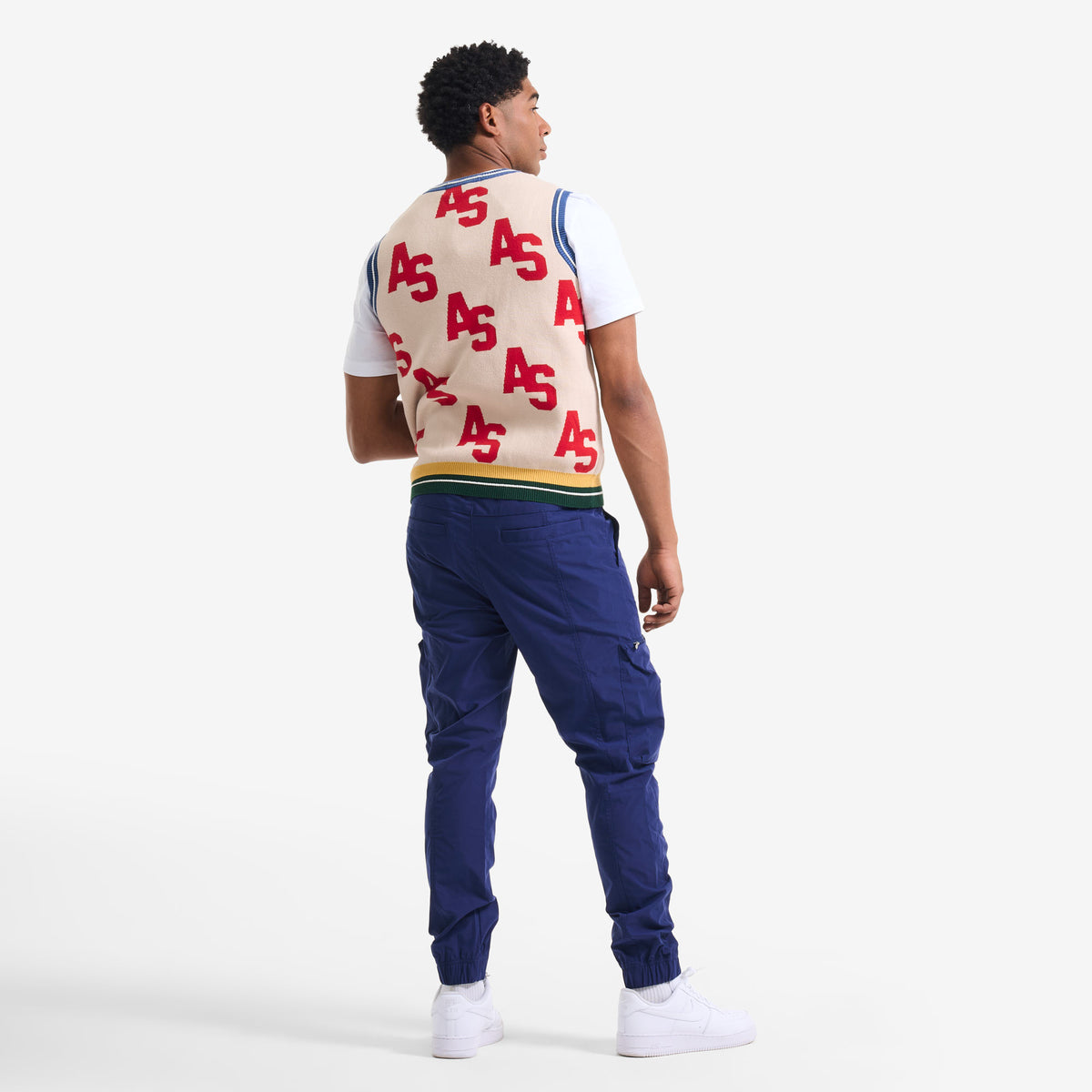 AlphaStyle Penn Sweater Vest in Bone – Rückansicht am Model in Ganzkörperaufnahme