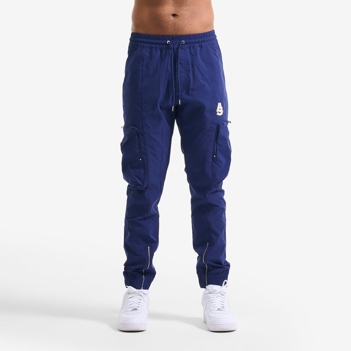 AlphaStyle Yance Cargo Zip Joggers in Navy – Frontansicht am Model mit Cargo-Taschen und Kordelzug-Bund