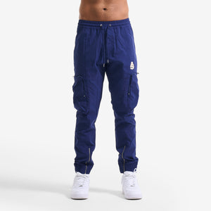 AlphaStyle Yance Cargo Zip Joggers in Navy – Frontansicht am Model mit Cargo-Taschen und Kordelzug-Bund
