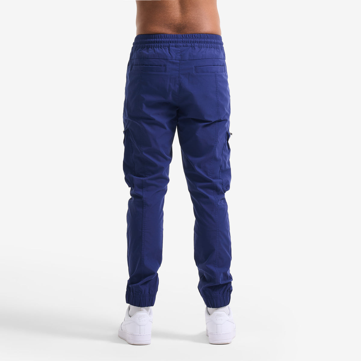 AlphaStyle Yance Cargo Zip Joggers in Navy – Rückansicht am Model mit Gesäßtaschen