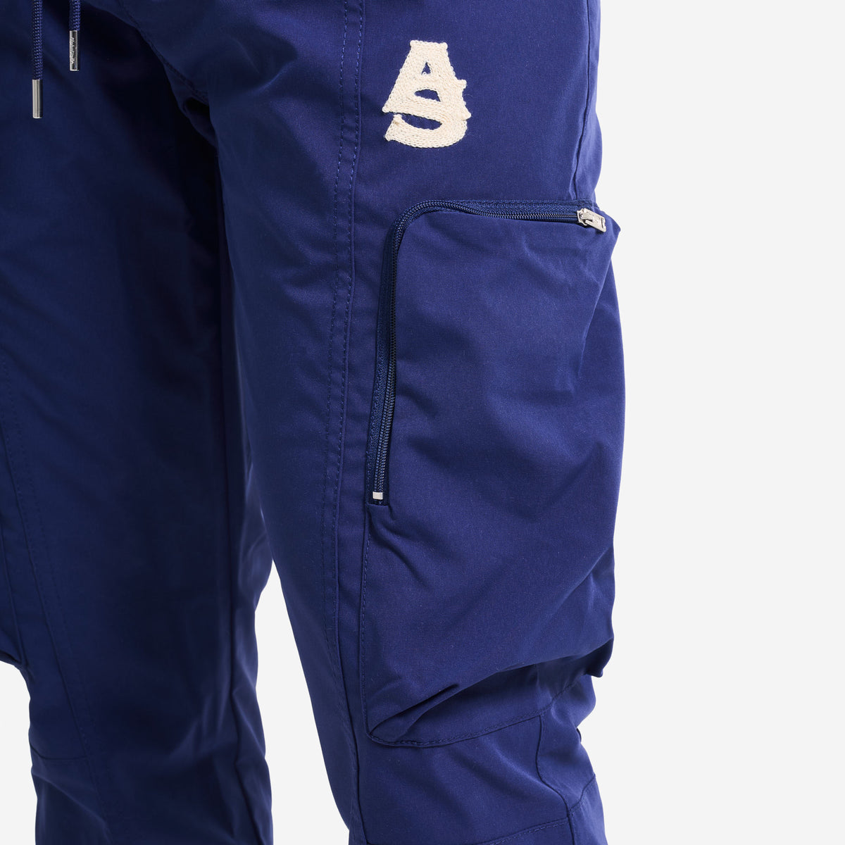 AlphaStyle Yance Cargo Zip Joggers in Navy – Detailansicht am Model mit AS-Logo-Applikation und Cargo-Zip-Tasche