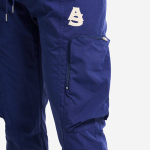 AlphaStyle Yance Cargo Zip Joggers in Navy – Detailansicht am Model mit AS-Logo-Applikation und Cargo-Zip-Tasche