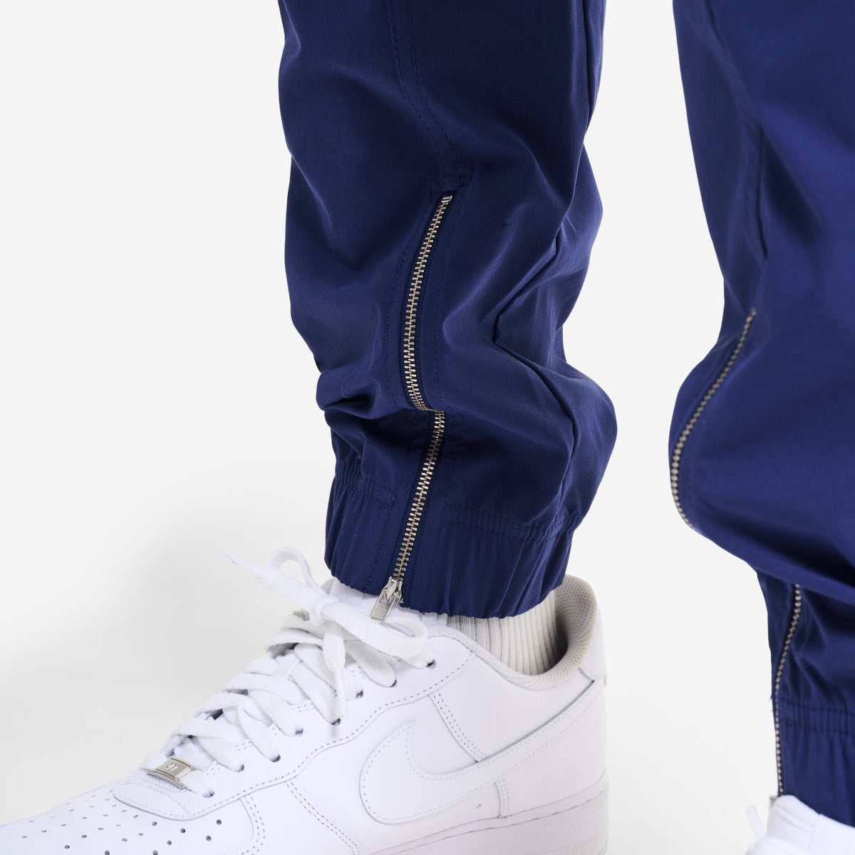 AlphaStyle Yance Cargo Zip Joggers in Navy – Detailaufnahme des Beinabschlusses mit Reißverschluss über dem Sneaker